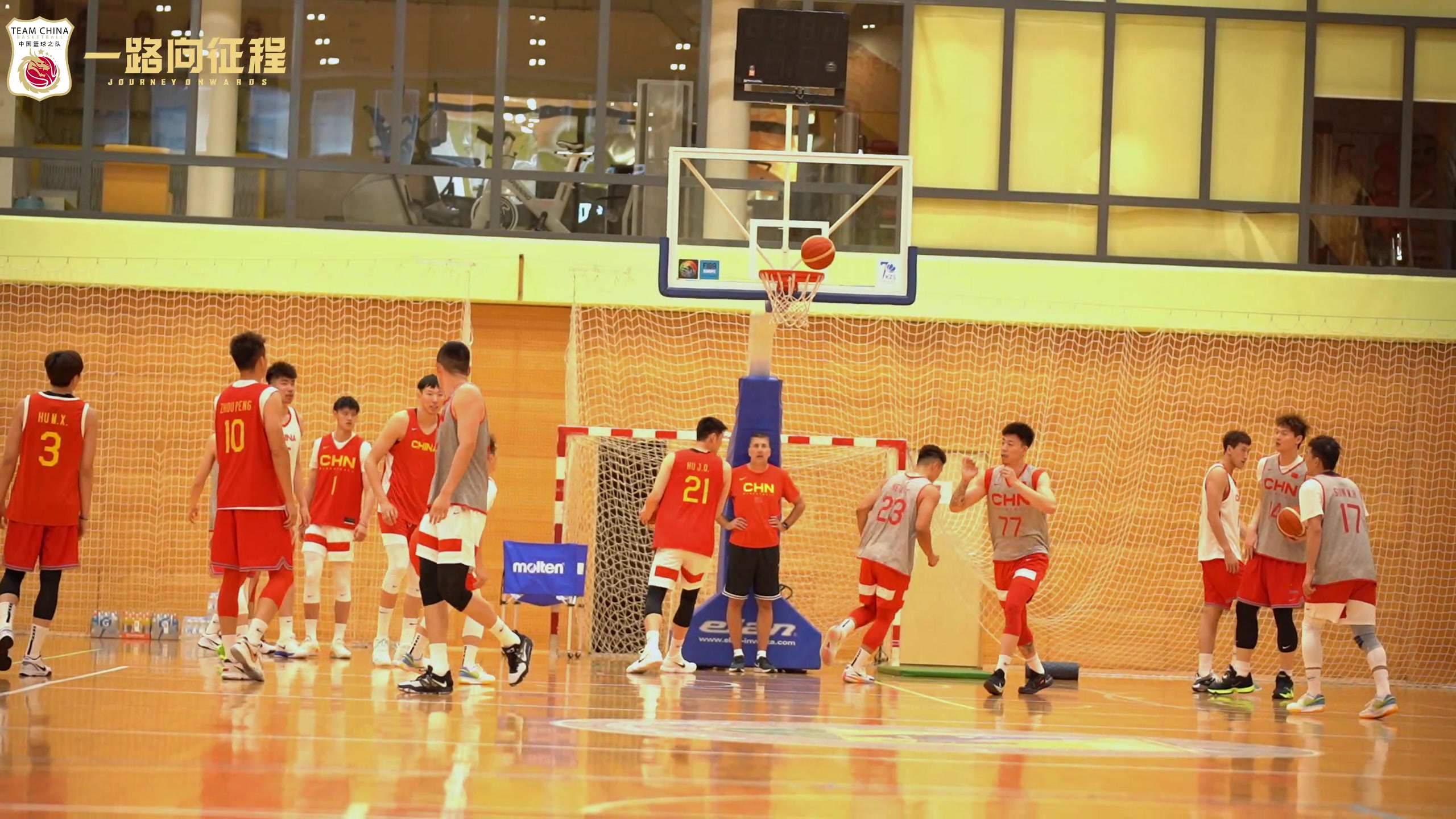中国男篮花式训练！前三个人跳起来传球 给第四个人空接放篮