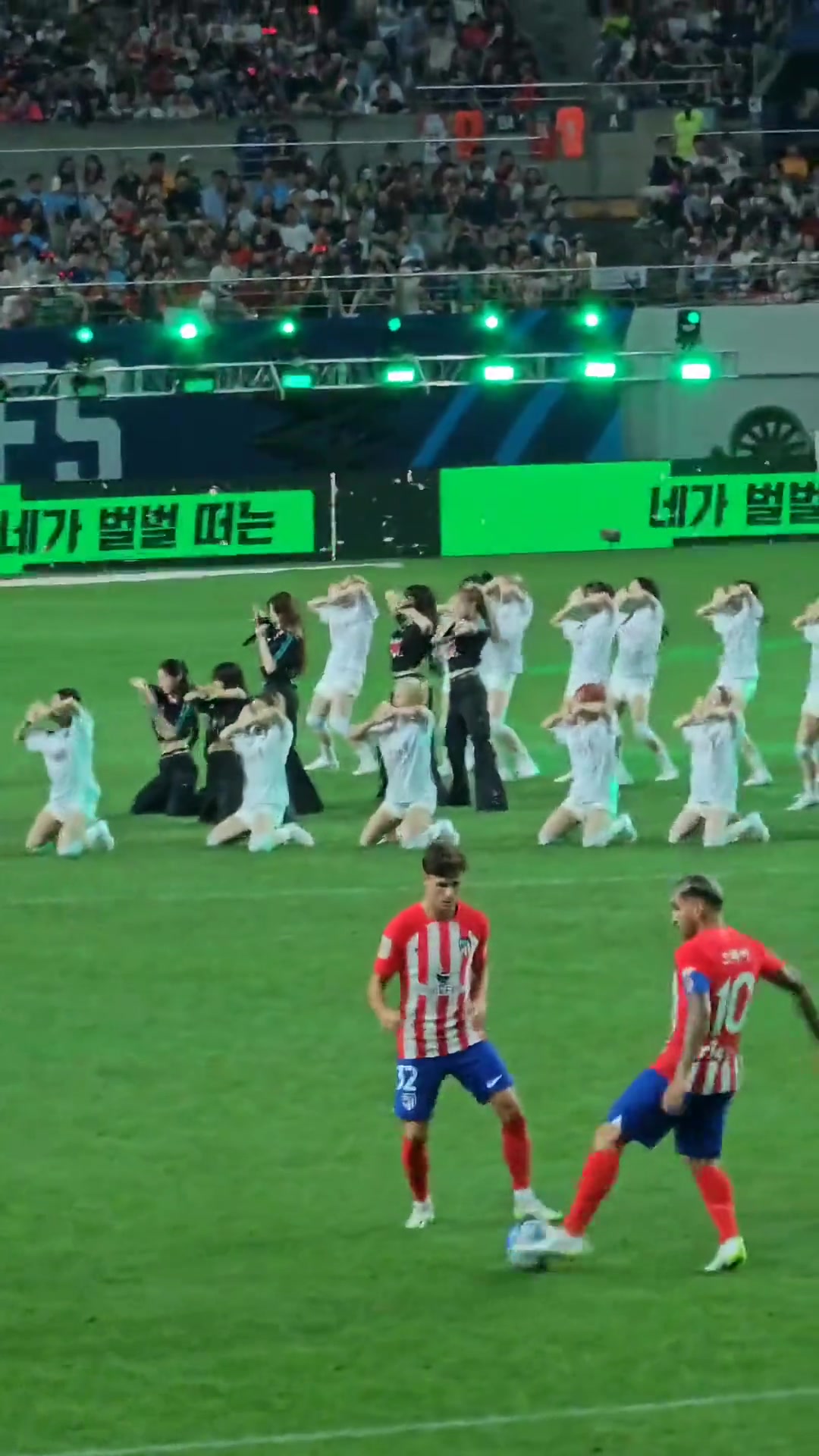 韩国女团劲歌热舞 马竞球员不为所动！