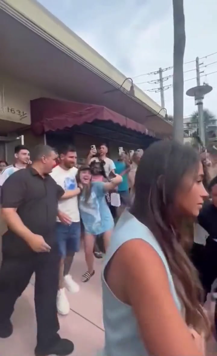 梅西一走出迈阿密商店大门，被女球迷拦腰抱住合影