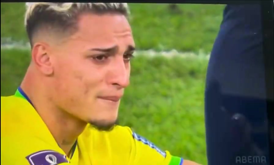 世界杯巴西遭克罗地亚淘汰，安东尼呆坐球场委屈落泪
