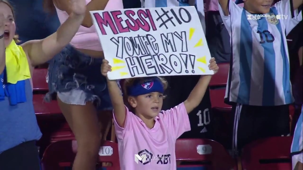 对手小球迷举牌：梅西，你是我的英雄！
