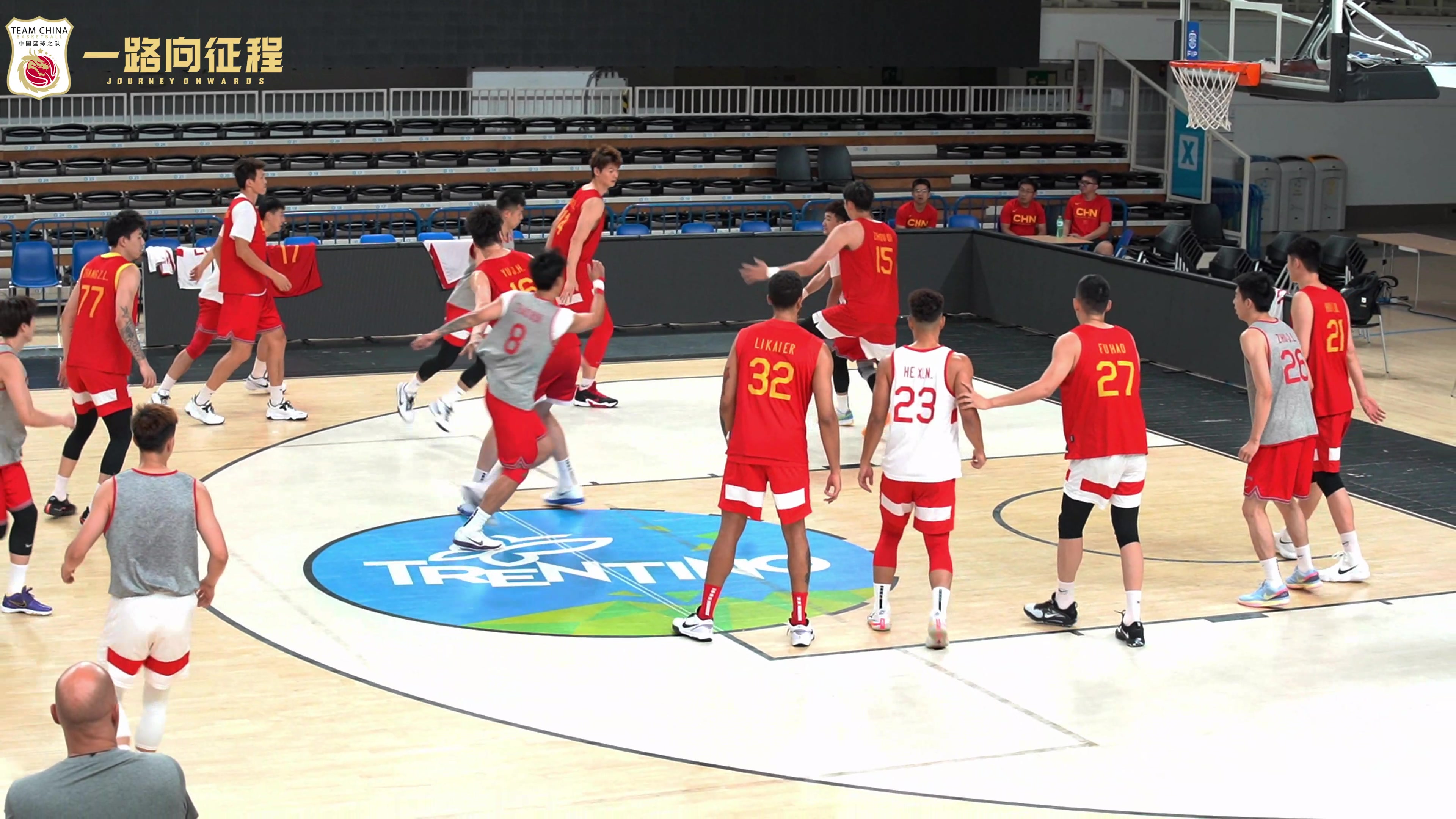 中国男篮按身高分组！进行8vs8不运球对抗训练 李凯尔在高个子组