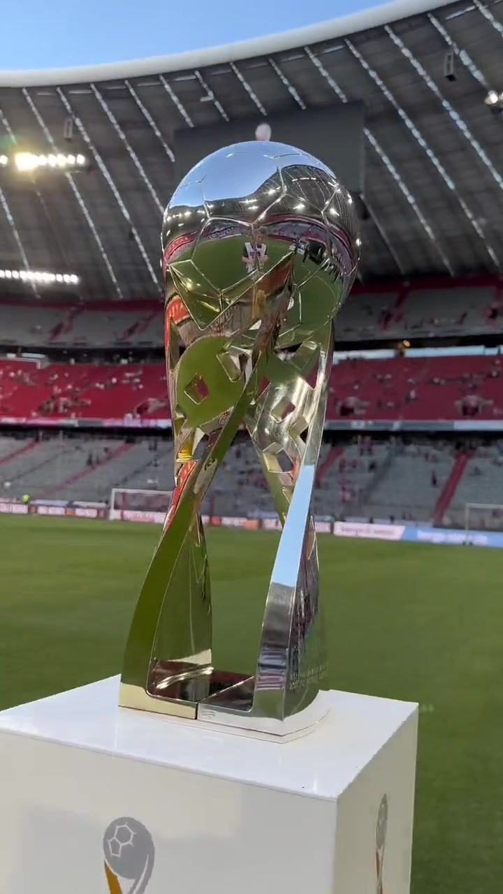 凯恩能否捧起？德超杯冠军奖杯已摆放在安联竞技场！