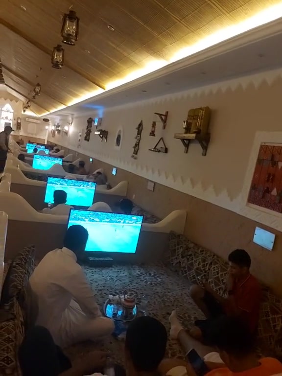 沙特当地的看球餐厅，话说直接弄个中央空调很掉价么？