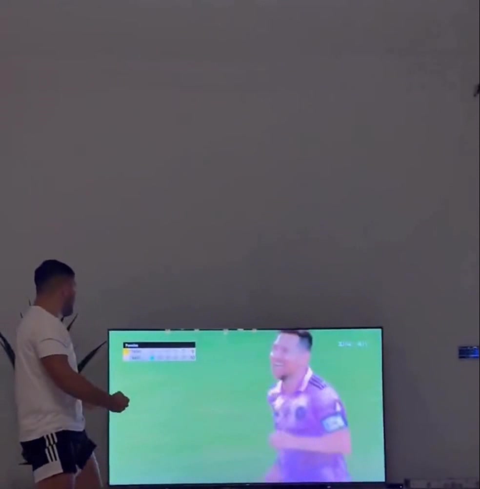 好基友！阿圭罗电视机前庆祝梅西率队夺队史首冠
