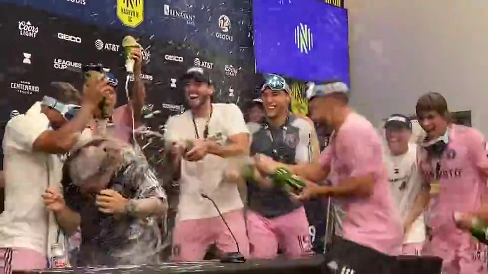 ????迈阿密球员拿着香槟冲进发布会疯狂喷洒，主帅全身湿透