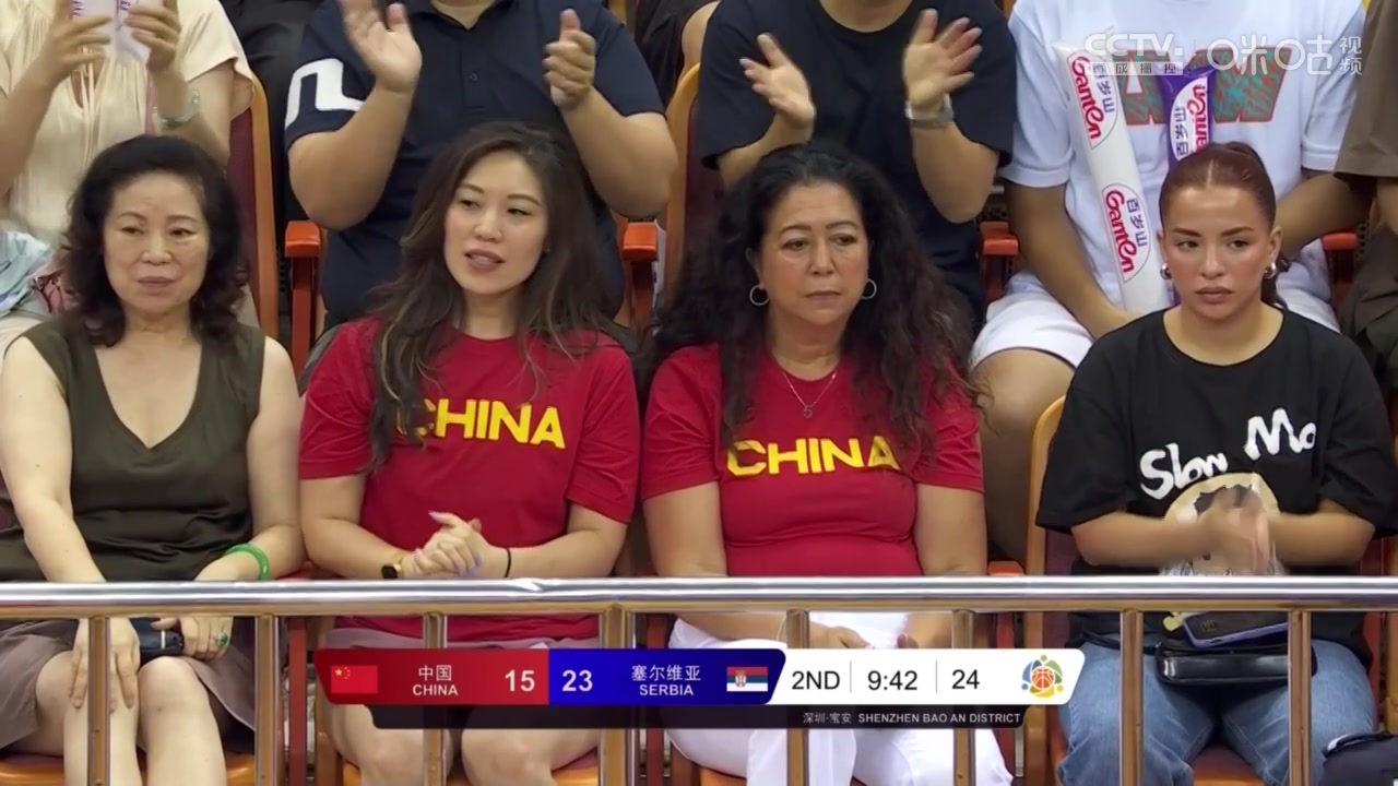 妈妈&妻子都来了！李凯尔的家人到现场支持中国男篮