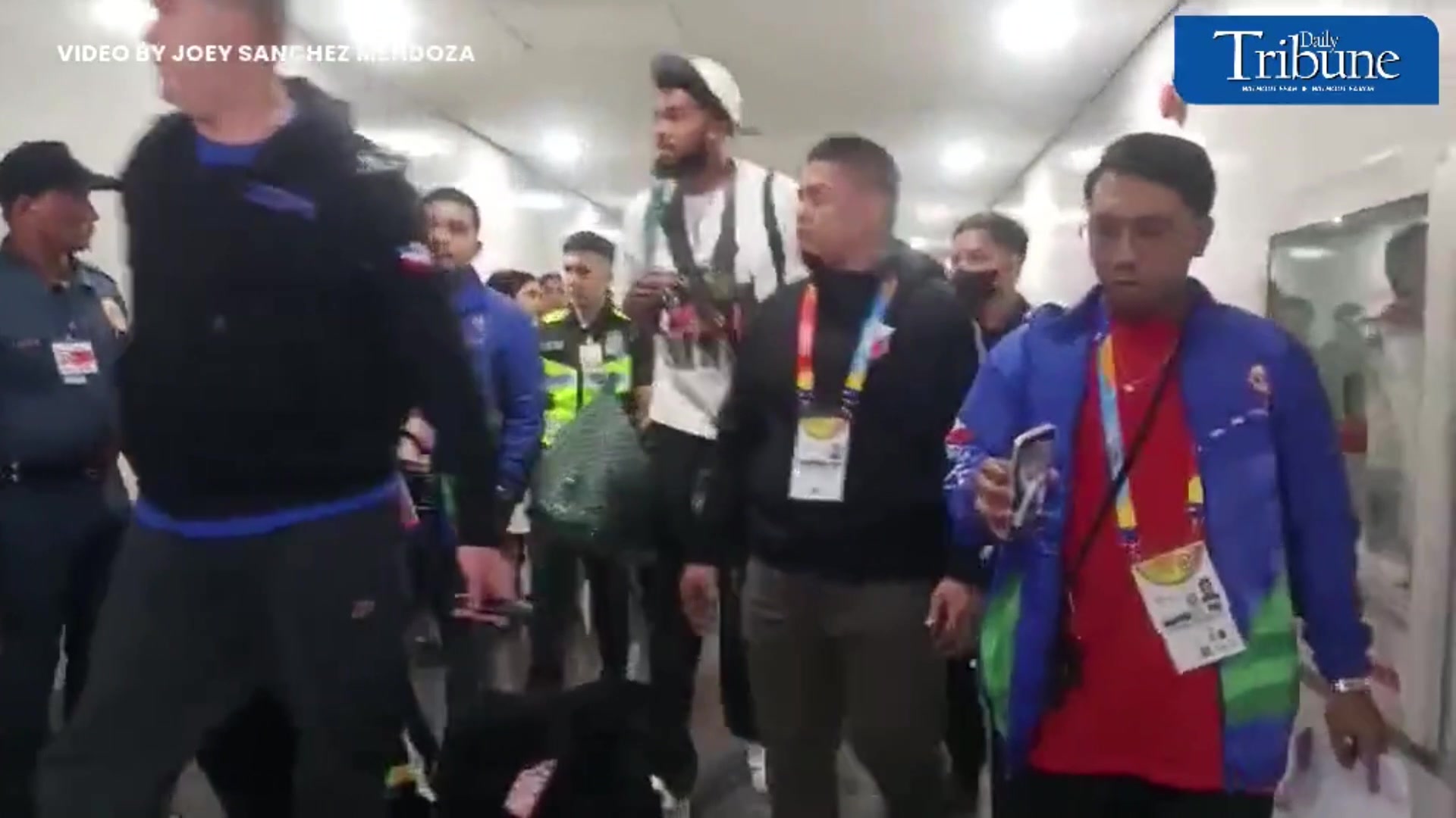 媒体焦点!唐斯抵达马尼拉备战男篮世界杯 到机场后被一群媒体围着