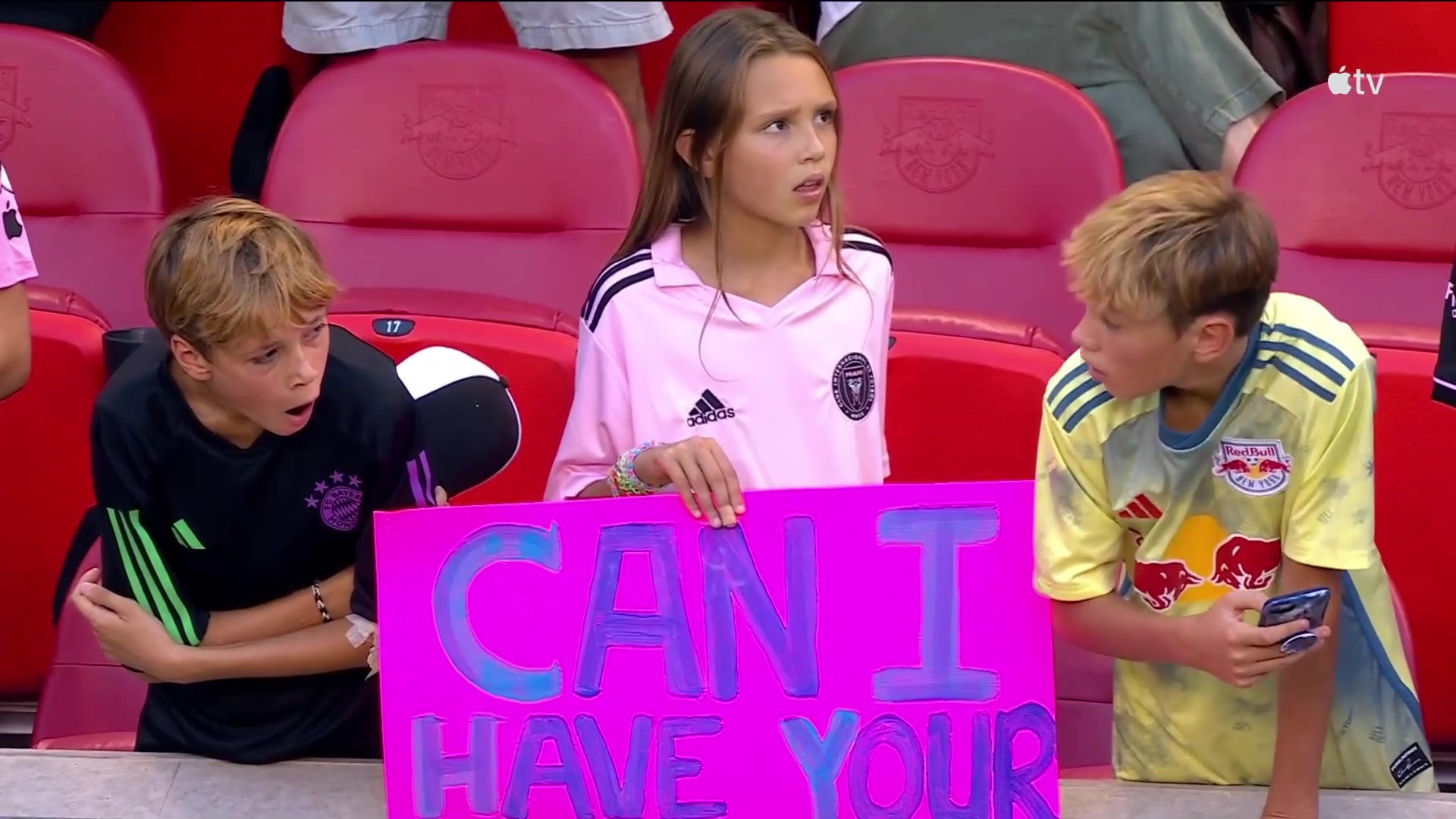小小的愿望！小女孩举标语：梅西，我能拥有你的球衣吗？