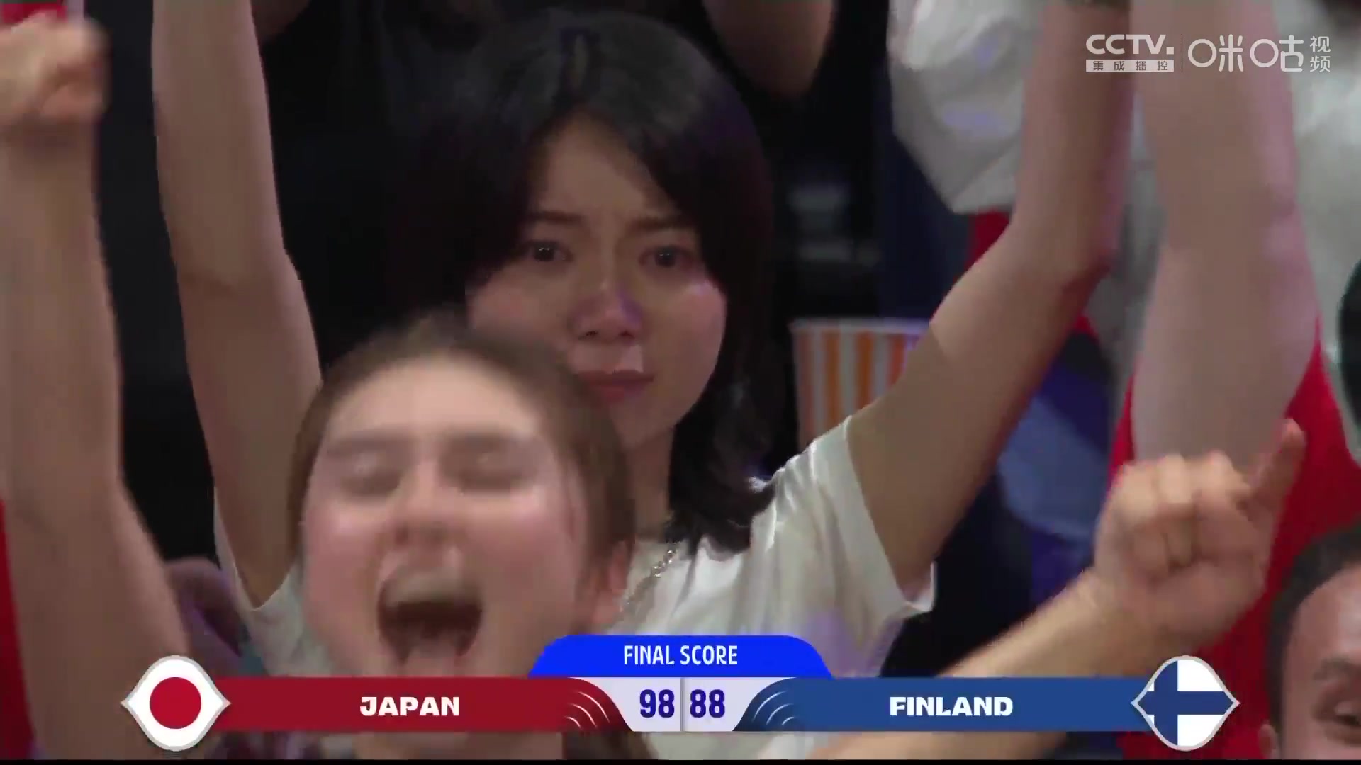 幸福的泪水！日本队上演大逆转 看台上的女球迷激动地落眼泪
