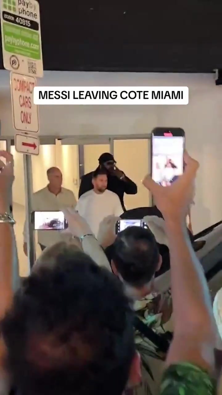 人气太高了！梅西离开迈阿密当地餐厅时，遭大批球迷围堵拍照