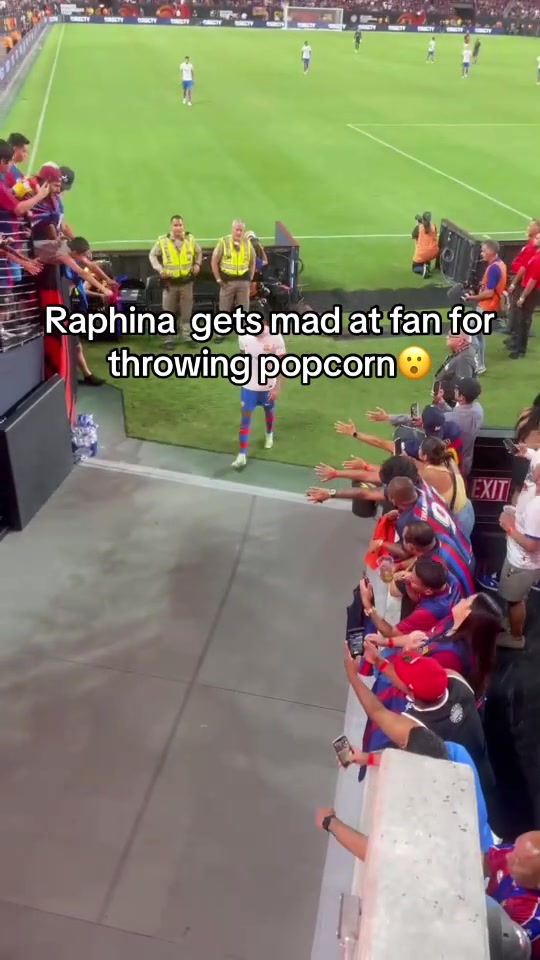 心情不佳，拉菲尼亚被球迷扔下的爆米花激怒