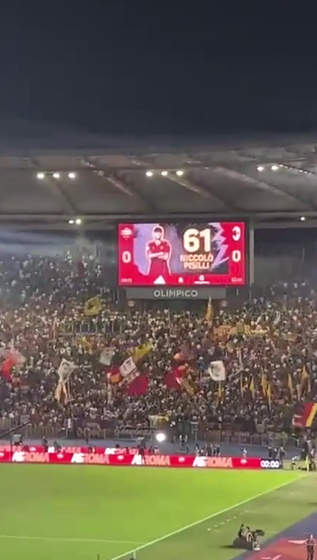 在对阵罗马的比赛中，米兰球迷对疑似对卢卡库种族歧视