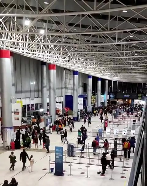 当梅西到来时，玻利维亚机场的群众疯狂了