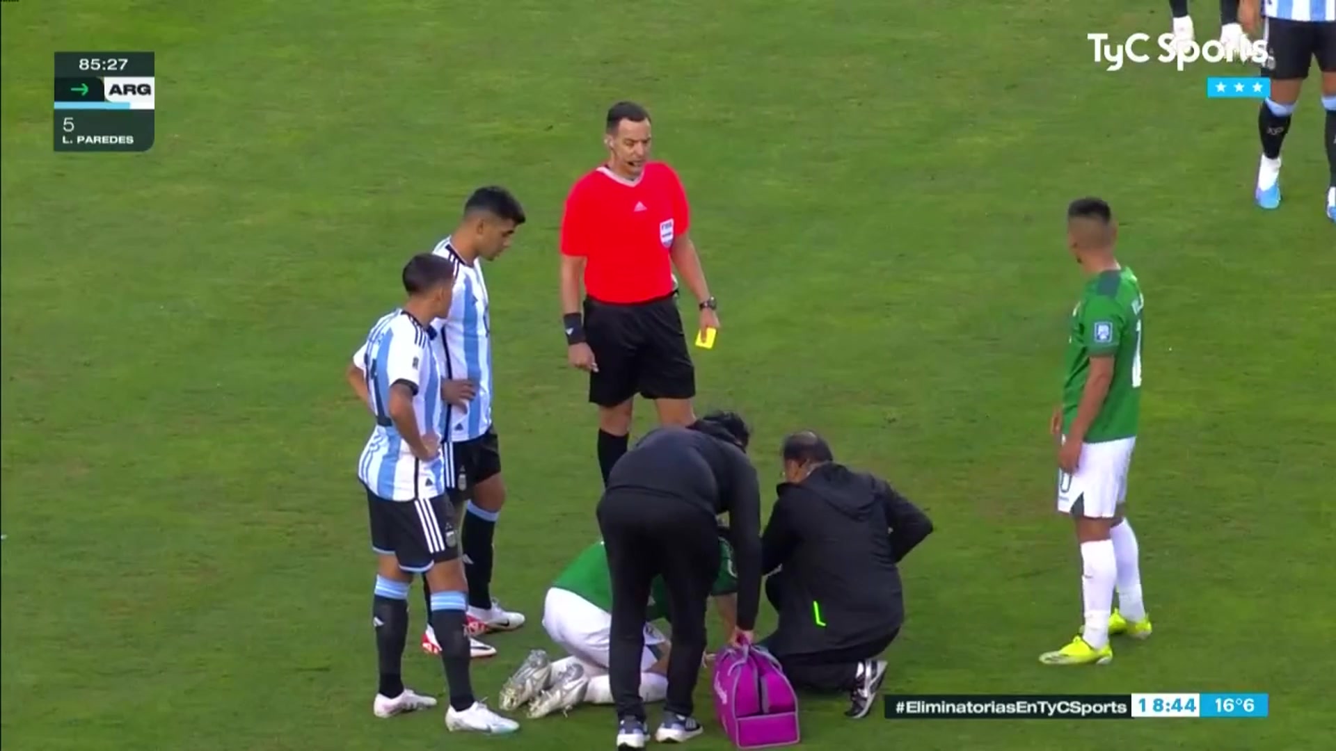 玻利维亚球迷对换上场的阿根廷10号尖叫，并没发现不是梅西????