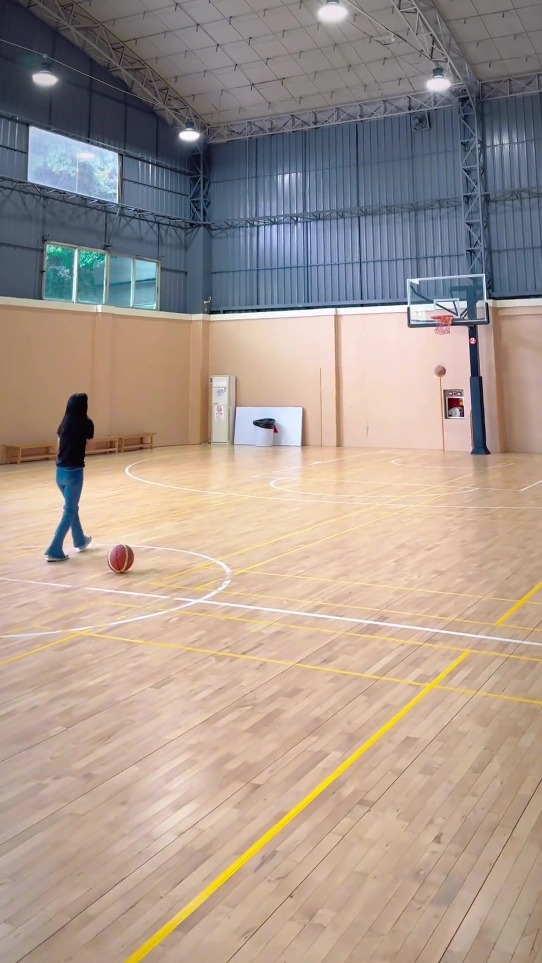 篮球网红王露小姐姐晒高难视频：一镜到底完成这三个中圈球