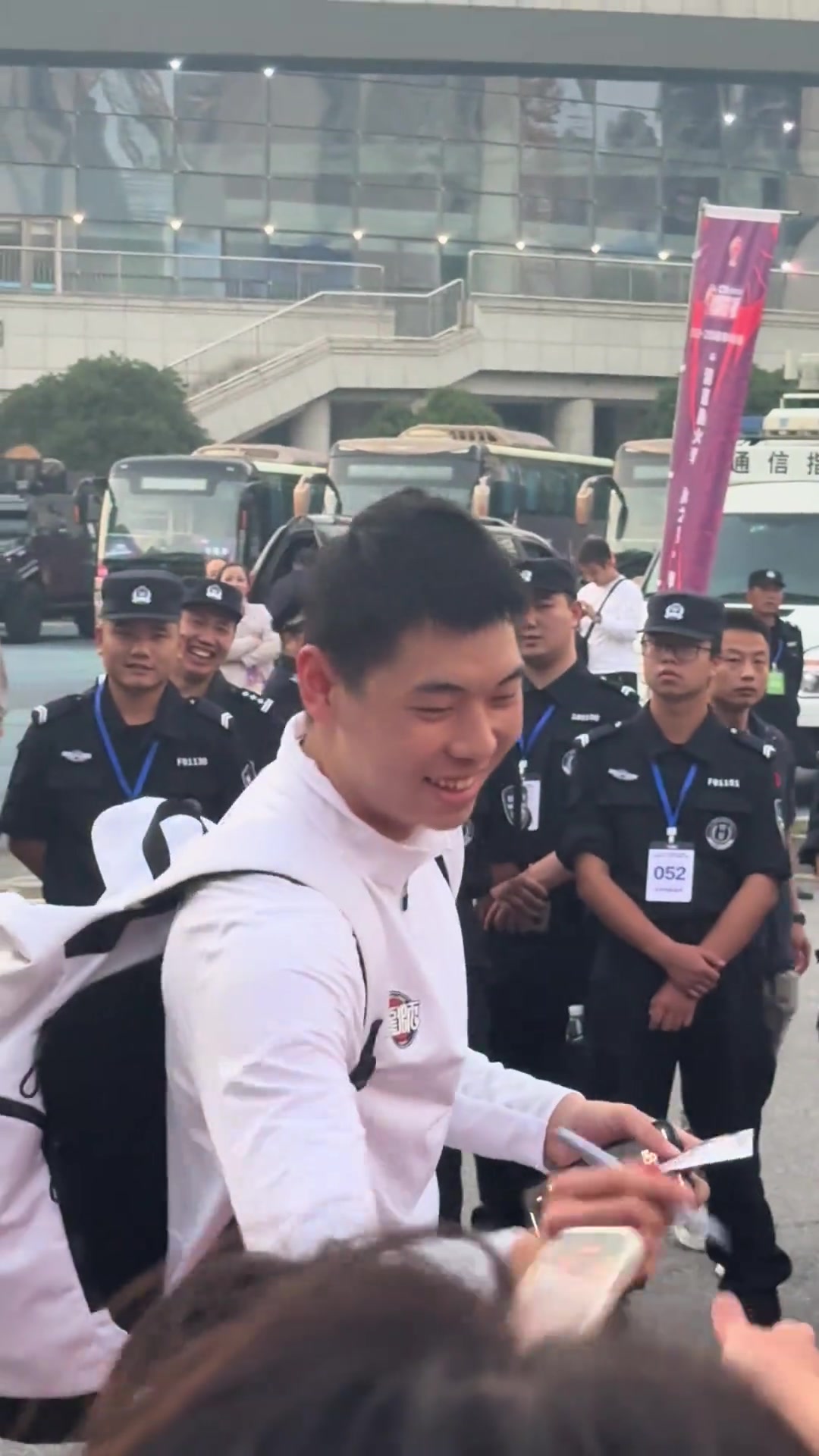 球迷拿胡明轩照片让崔永熙签名，后面的保安小哥都看笑了????
