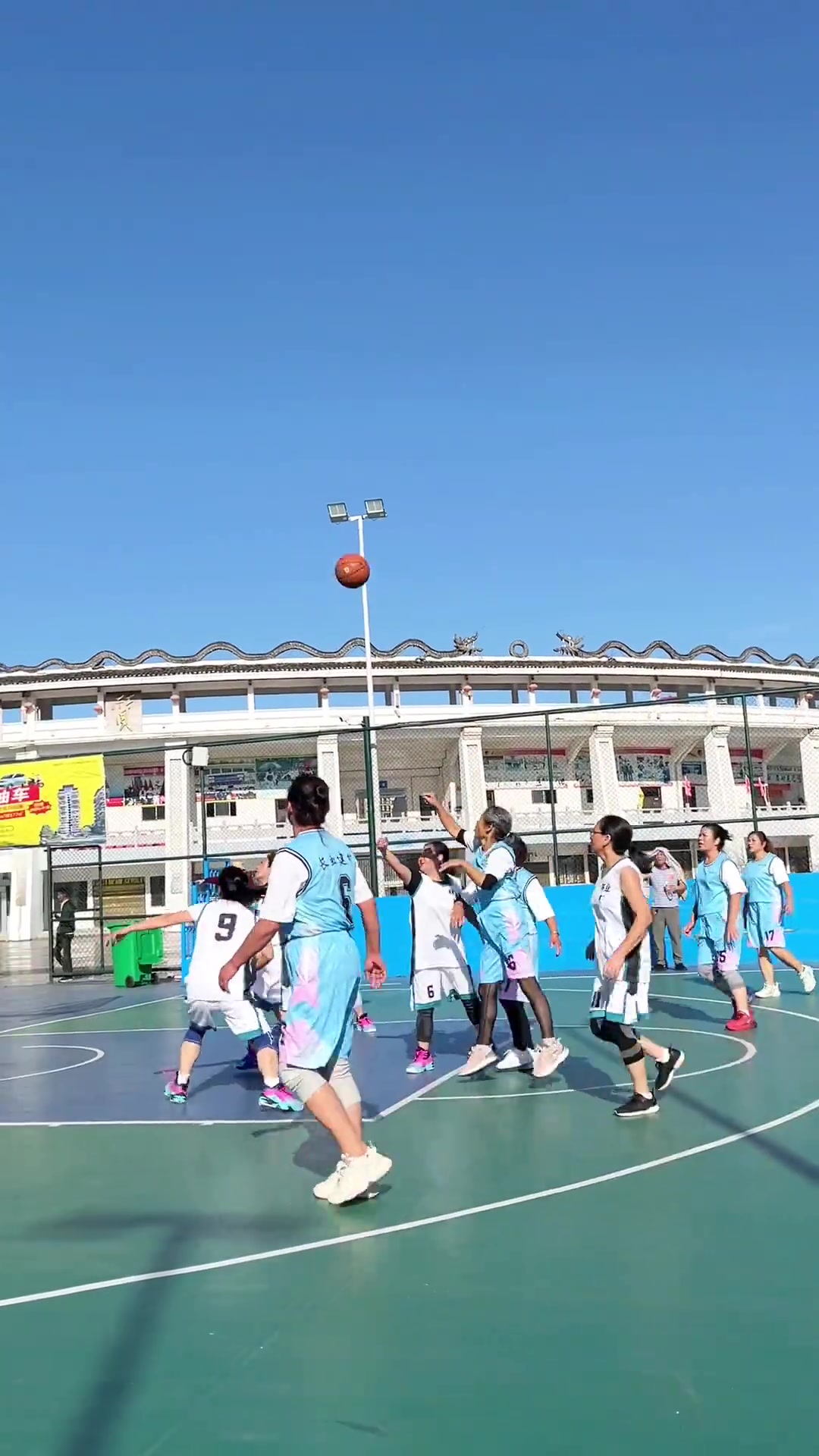 贵州天柱体育场60岁“篮球奶奶”的抛投什么水平？