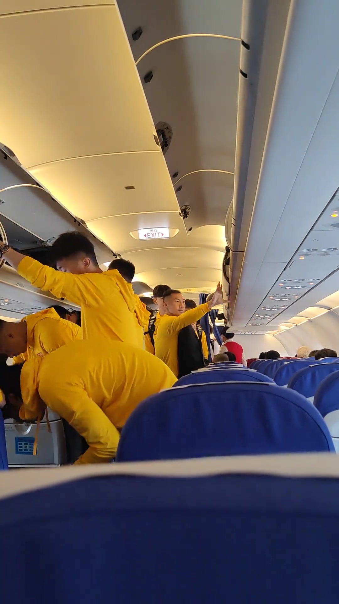 不包机！网友拍摄国足乘坐飞机前往泰国画面