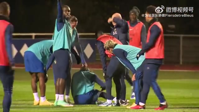 法国队训练，卡马文加与登贝莱碰撞后倒地不起????