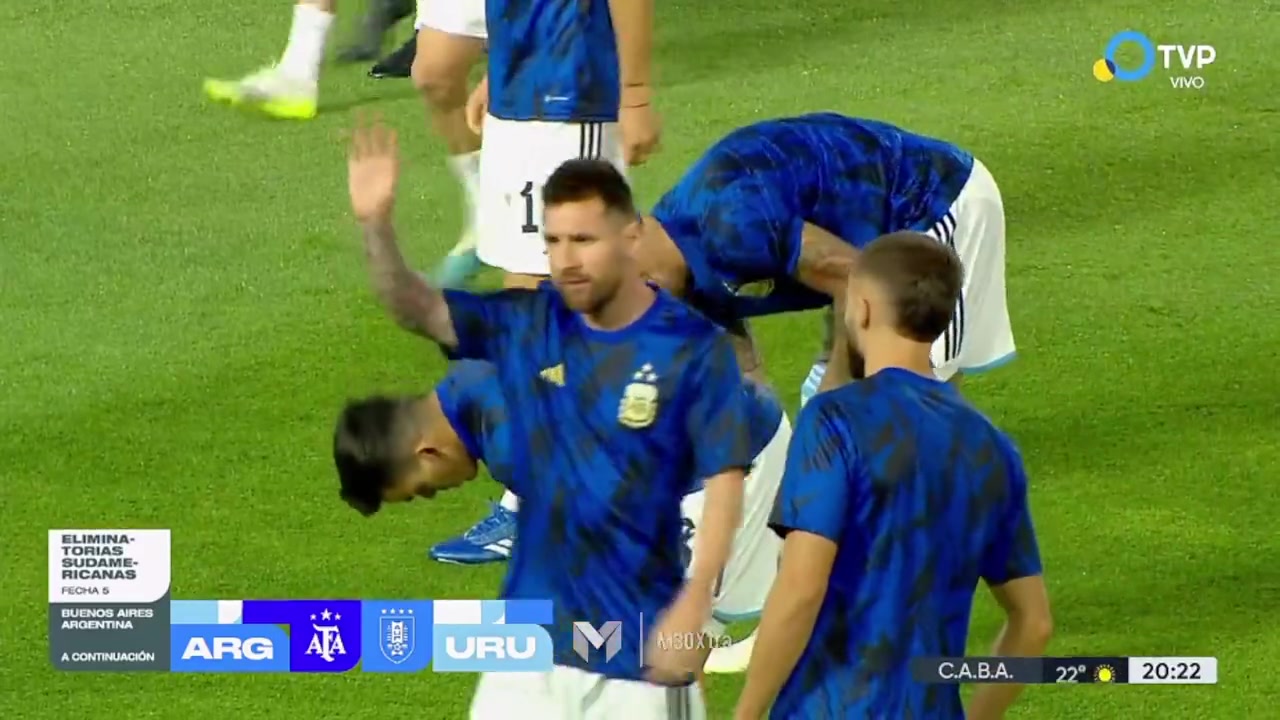 首发出战！梅西出场热身向球迷挥手致意！