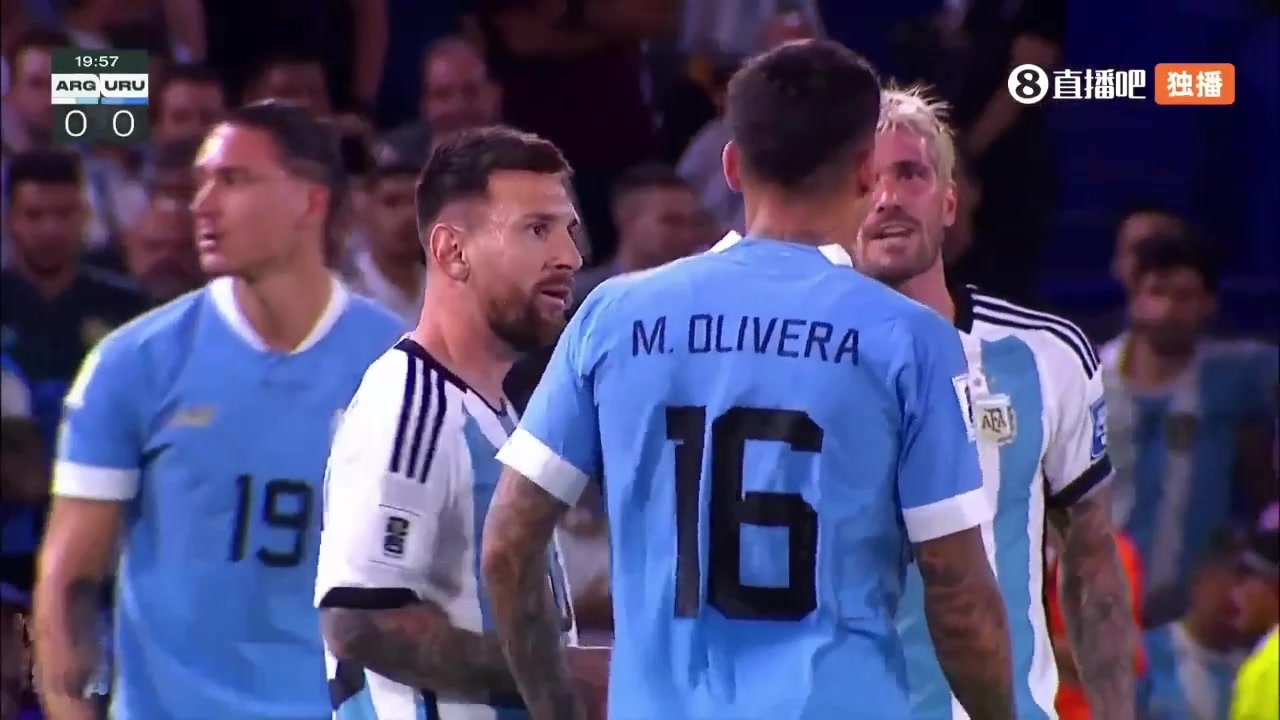 互不相让！阿根廷与乌拉圭爆发冲突！梅西推开对手+锁脖！