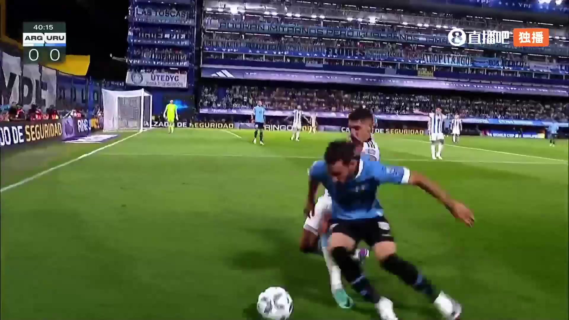 乌拉圭1-0领先阿根廷！莫利纳被抢断，阿劳霍推射破门