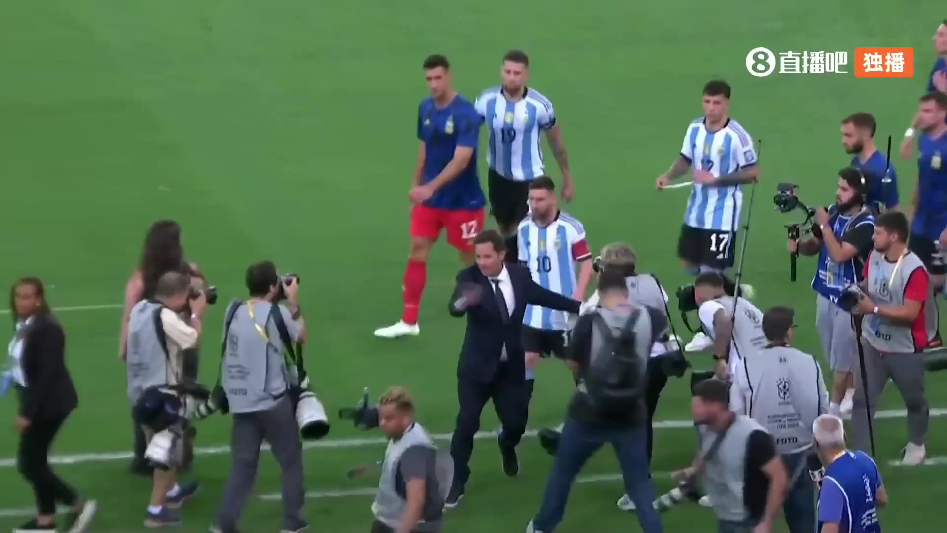 现场乱作一团！梅西率领阿根廷球员离开球场