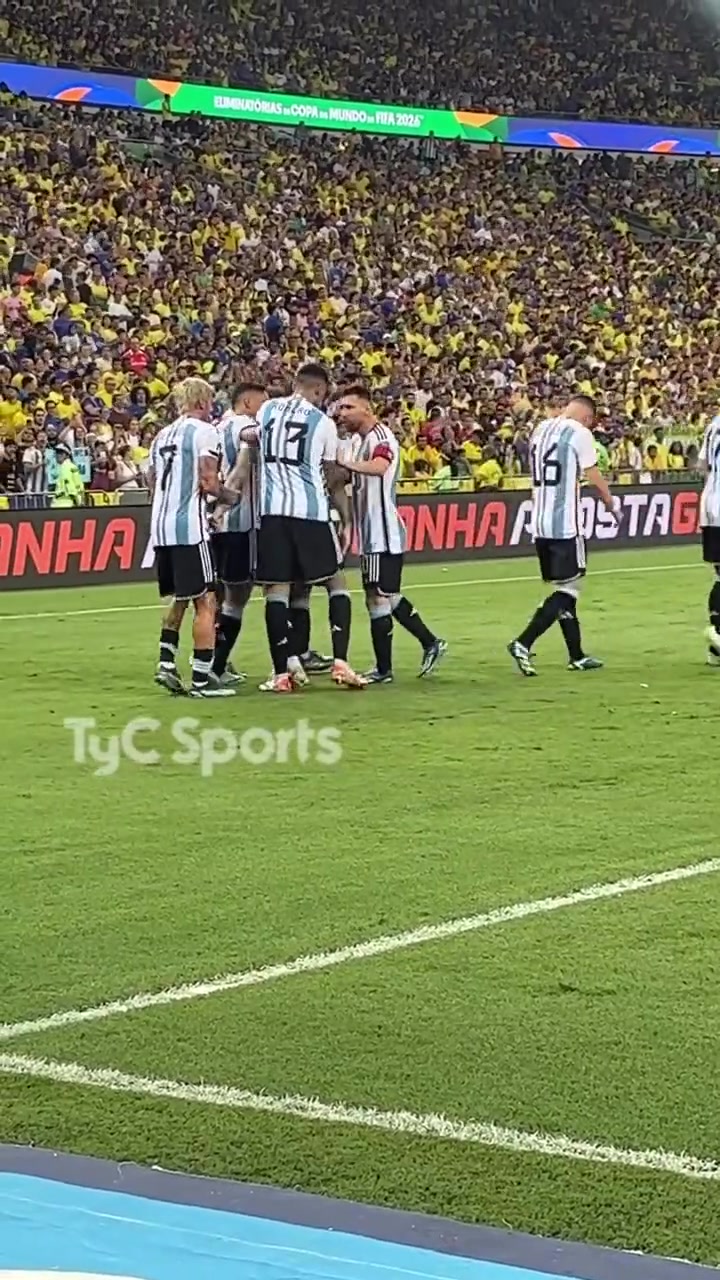 阿根廷场边进球庆祝，梅西继续鼓励队友