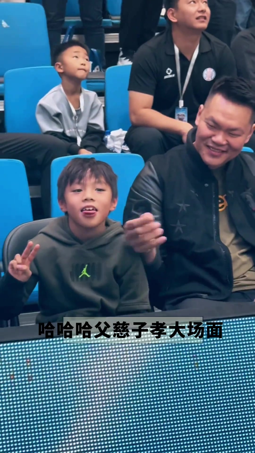 朱芳雨带儿子现身广东篮球联赛 网友：只有他敢叫老朱