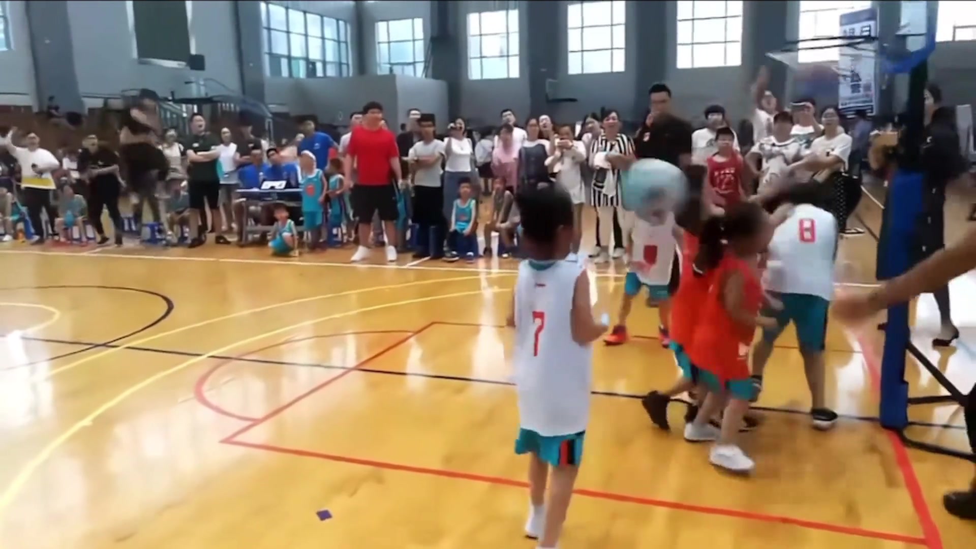 小弟弟上演“大鲨鱼暴扣” 网友：中国篮球有希望了
