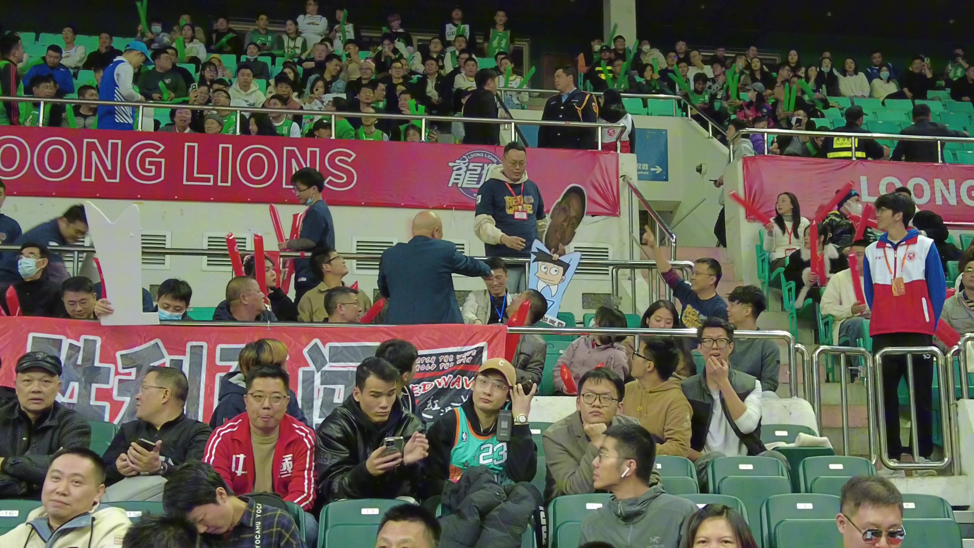 广州vs辽宁场边，有广州球迷举着“你TM还敢瞅我”的牌子????