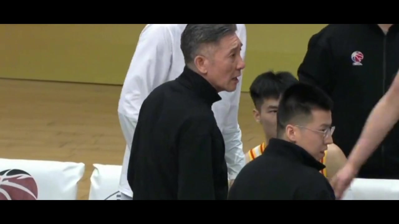 气大伤身呀！深圳主教练郑永刚曾因情绪激动 在场边突然晕倒