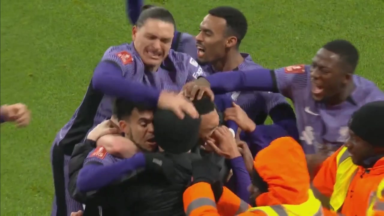 利物浦进球球迷闯入庆祝！努涅斯狂拍头，科纳特扔帽子！