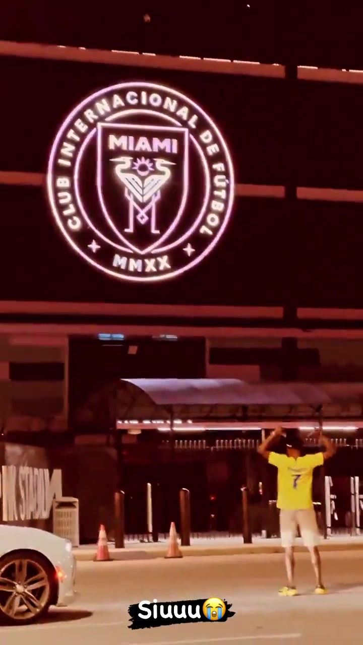 梅西+C罗！球迷穿C罗球衣在迈阿密门口，上演SIU庆祝