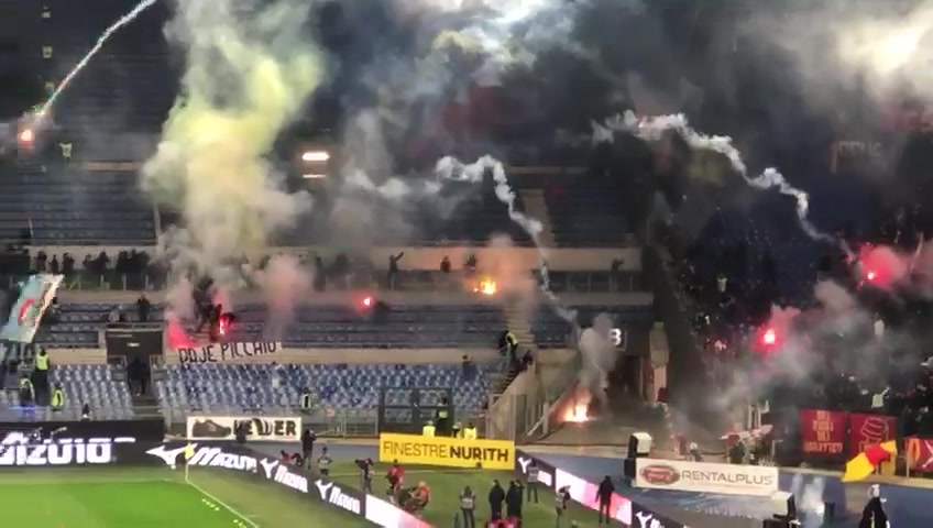 场面失控！罗马德比战双方球迷在看台互射烟火！