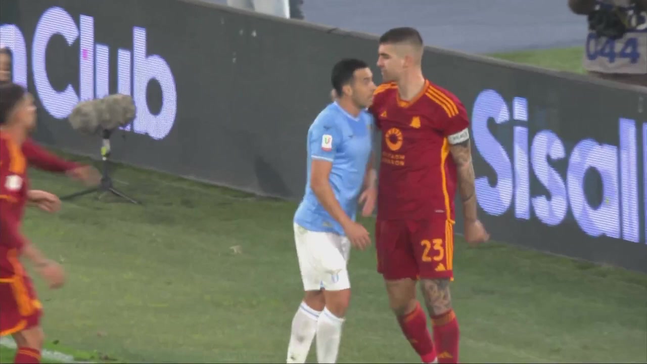 染红！佩德罗与罗马球员发生冲突两黄变一红被罚下！