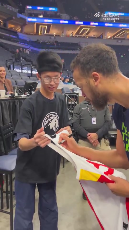 很暖心！球迷将中国男篮球衣递给李凯尔，后者很开心地在上面签字