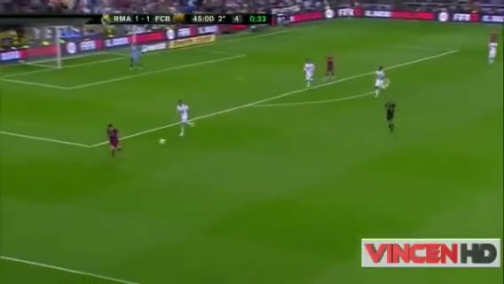 当时发生了什么？梅西将球射向皇马球迷，引来现场一片嘘声