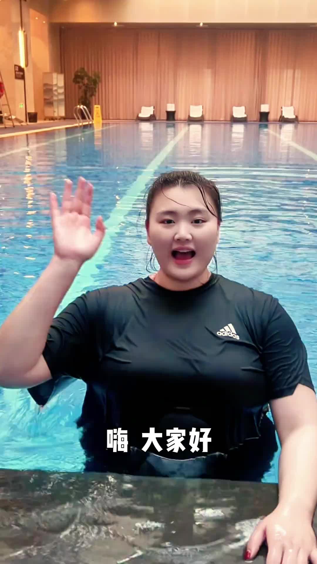 “大宝贝”刘禹彤晒水上训练 教练PUA：安妮老漂亮了????