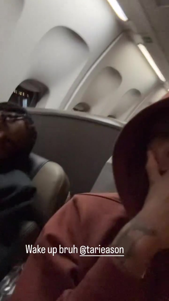 哈哈哈！这在飞机上睡的挺香啊????