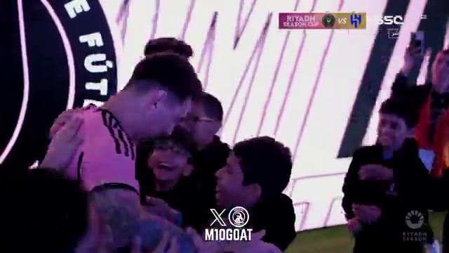 高喊梅西！梅西赛前与小球迷拥抱！