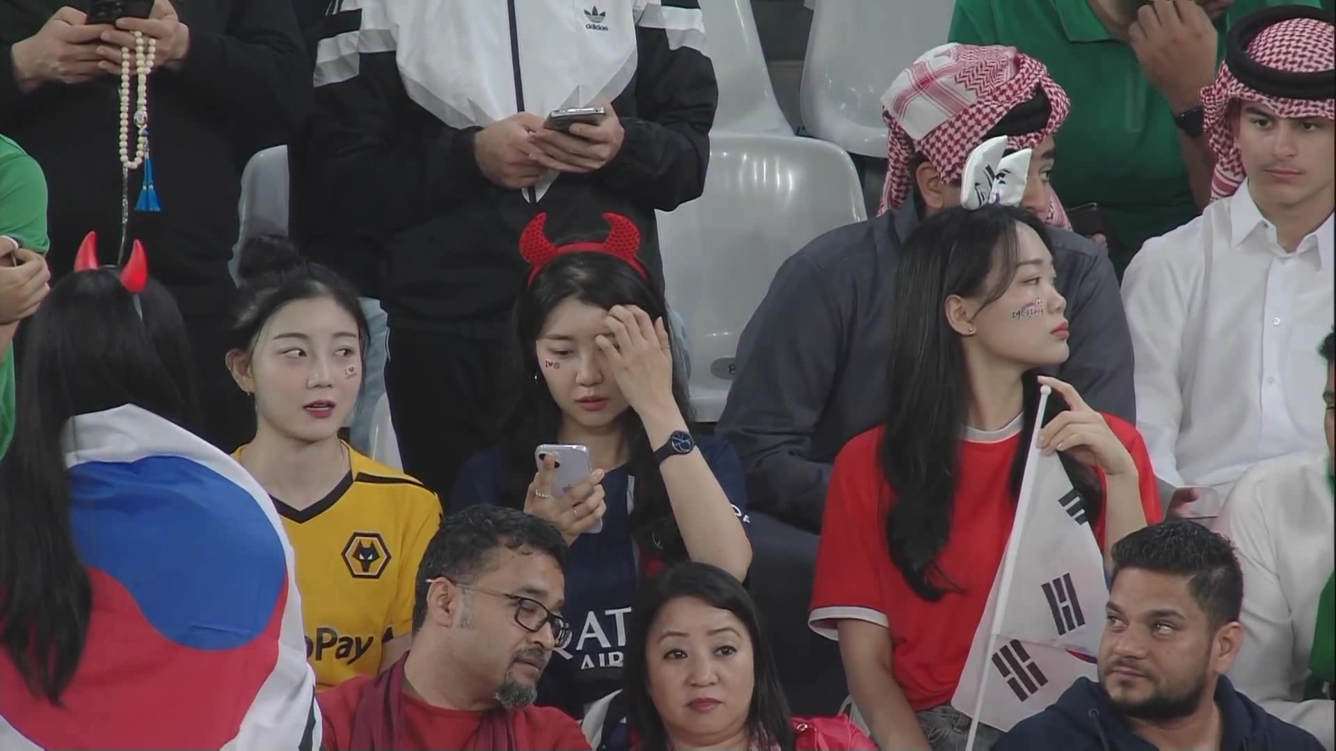 ????这不比比赛好看？场边韩国和沙特的女球迷
