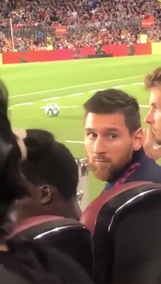 当球迷在梅西面前喊C罗的名字，梅西是什么反应？