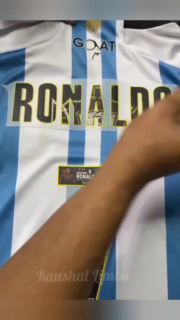 够狠，球迷在阿根廷国家队队服上印上了C罗的号码