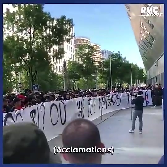 当年巴黎球迷组织大规模抗议：厌倦了雇佣兵！必须解雇梅西！