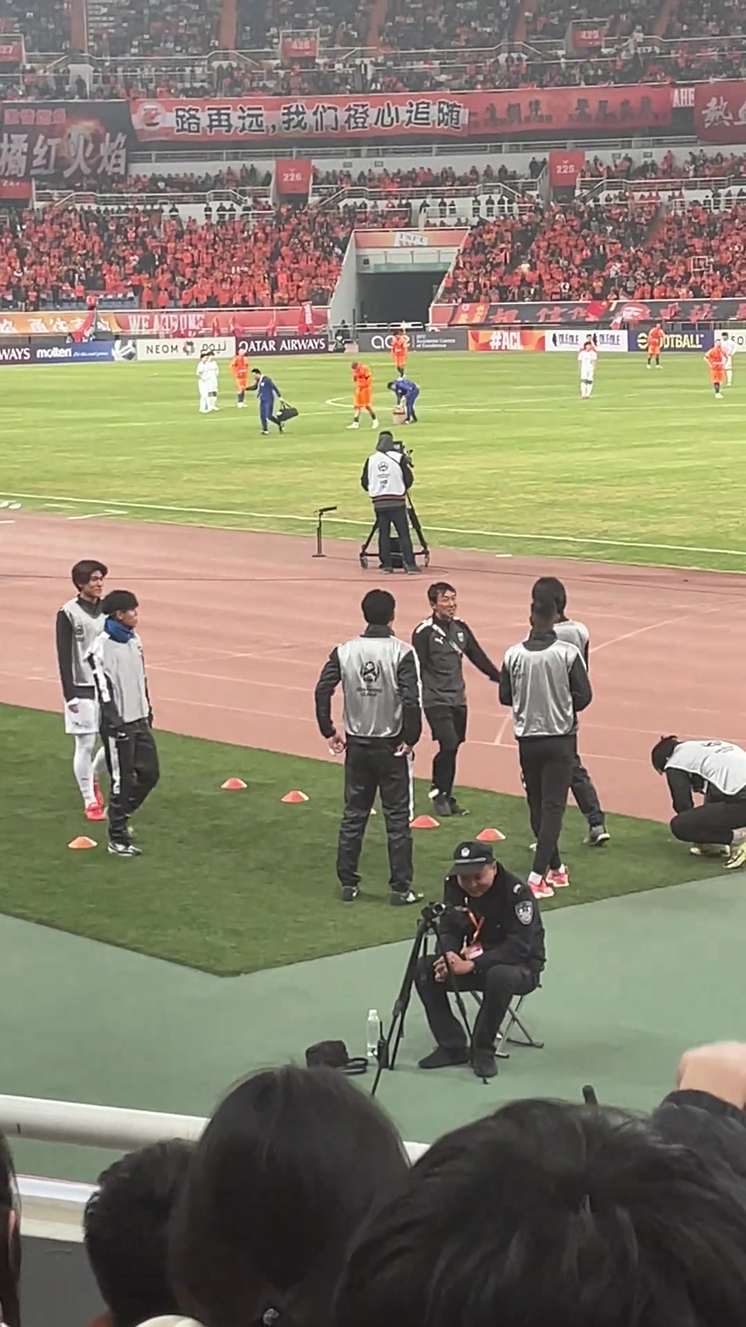 川崎前锋替补球员热身时 对山东泰山球迷比出2:0的手势