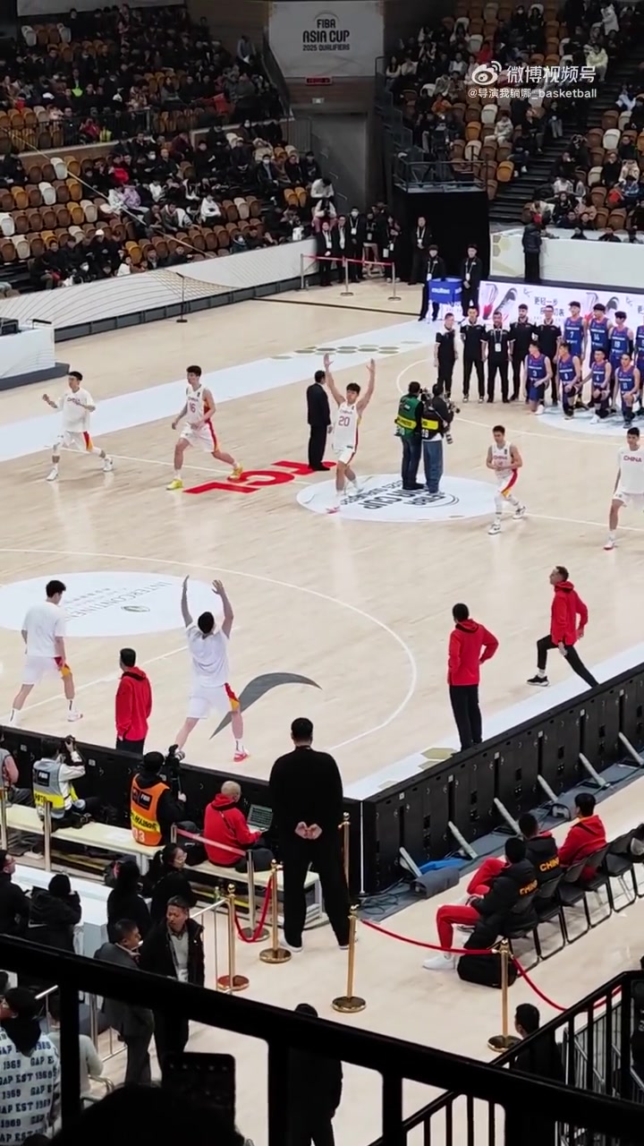 中国男篮队员热身，姚明巨大的身影出现在场边，督促大伙儿！