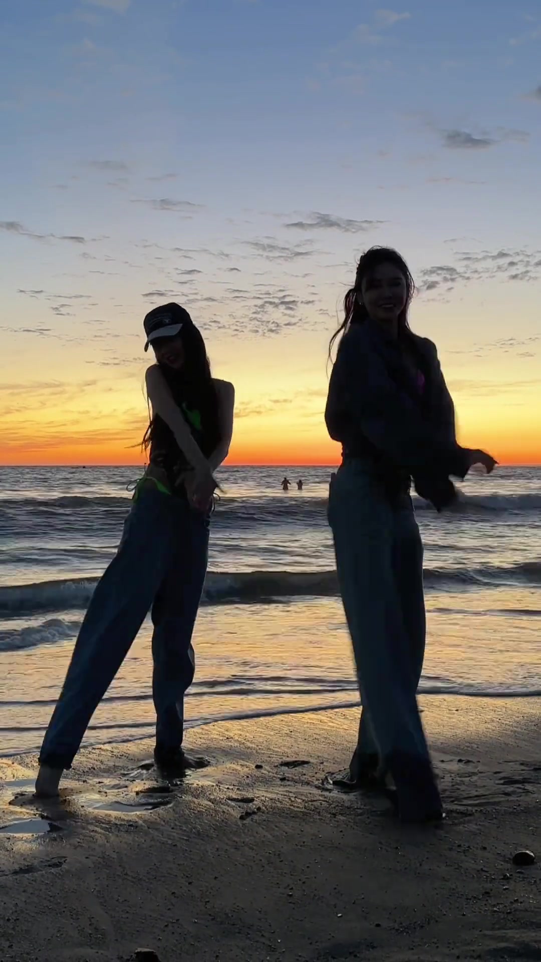 ????美娜晒与闺蜜在海边跳舞的视频