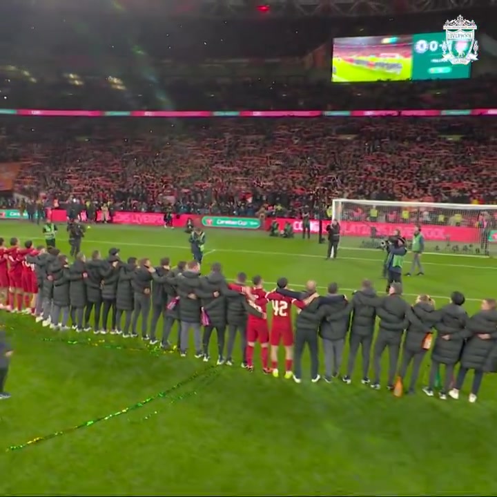 这是会记一辈子的场景！利物浦球员、教练、工作人员一起和球迷高唱你永不独行